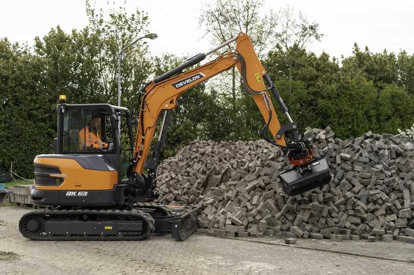 Beide neuen Kompaktbagger, hier das Modell DX63, eignen sich für Arbeiten auf engem Raum in Projekten des Bauwesens, der Landschaftsgestaltung, bei Versorgungs- und Vermietungsunternehmen, in der Land-, Recycling- und Abfallwirtschaft | Foto: Hilderson Beide neuen Kompaktbagger, hier das Modell DX63, eignen sich für Arbeiten auf engem Raum in Projekten des Bauwesens, der Landschaftsgestaltung, bei Versorgungs- und Vermietungsunternehmen, in der Land-, Recycling- und Abfallwirtschaft | Foto: Hilderson