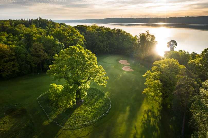 Blickachsen wie diese zum Starnberger See gibt es nicht viele, doch Licht und Luft sind für gesundes Gräserwachstum wichtig. Baumveterane wie dieser Einzelbaum stammen noch aus der Zeit von Peter Joseph Lenné. | Foto: Stefan von Stengel Blickachsen wie diese zum Starnberger See gibt es nicht viele, doch Licht und Luft sind für gesundes Gräserwachstum wichtig. Baumveterane wie dieser Einzelbaum stammen noch aus der Zeit von Peter Joseph Lenné. | Foto: Stefan von Stengel