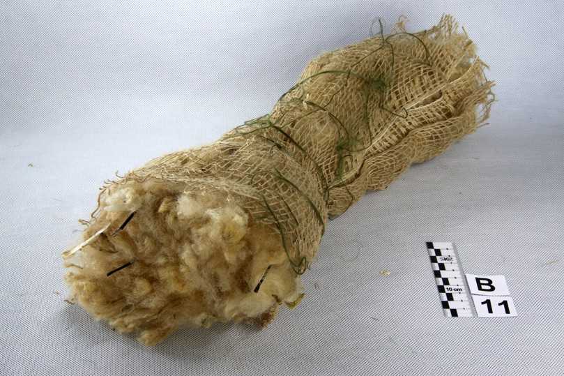 Bild 6: Naturfaserfaschine (GRO), Materialprobe mit ungewaschener Schafwolle gefüllt, mit Jutenetz umhüllt, innenlaufende Führungsseile aus Naturgarn. | Foto: SKZ-Testing GmbH Würzburg