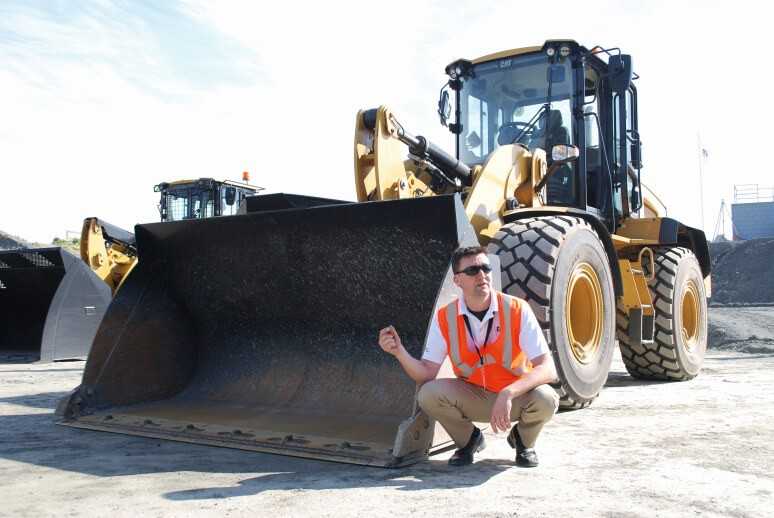 Produktmanager Joel Grimes erklärte die Neuerungen der mittelgroßen Radlader von Cat. Der 16 Tonnen schwere 938M ist im Normalmodus jetzt sparsamer und leiser und als „Aggregates Handler“ mit größerer Schaufel und Gegengewicht erhältlich. Produktmanager Joel Grimes erklärte die Neuerungen der mittelgroßen Radlader von Cat. Der 16 Tonnen schwere 938M ist im Normalmodus jetzt sparsamer und leiser und als „Aggregates Handler“ mit größerer Schaufel und Gegengewicht erhältlich.