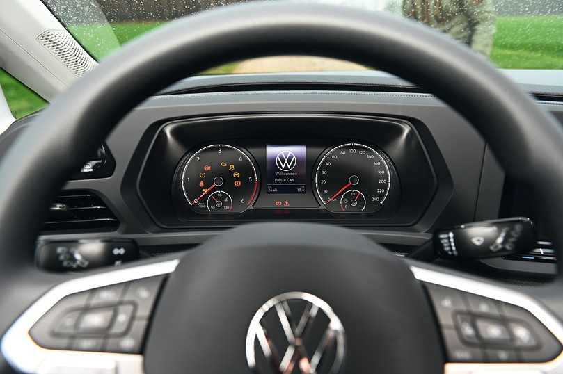 Standard sind analoge Rundinstrumente mit mittiger Multifunktionsanzeige. Das 10,25“ große Digitaldisplay kostet extra. | Foto: Foto: B_I/Hausmann Standard sind analoge Rundinstrumente mit mittiger Multifunktionsanzeige. Das 10,25“ große Digitaldisplay kostet extra. | Foto: Foto: B_I/Hausmann