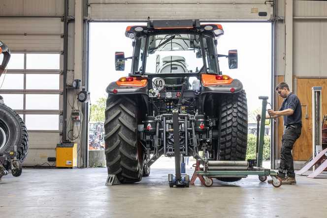 Traktor für kommunale Einsätze umgerüstet