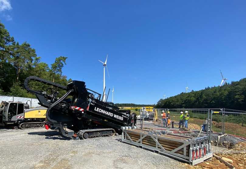 Ein steuerbares HDD-Spülbohrgerät im Einsatz für den Trassenbau. | Foto: Leonhard Weiss