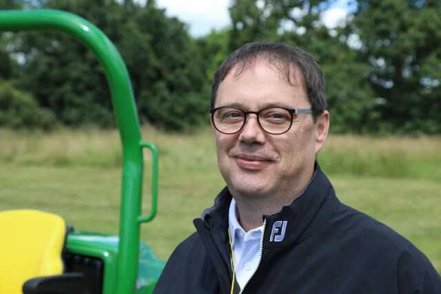 Durch Einstellungsmöglichkeiten wie zum Beispiel Mäh-, Wende- und Transportgeschwindigkeiten könnten Head-Greenkeeper die Maschine individuell auf die Bedürfnisse ihres Golfplatzes einstellen, erläutert Dirk Bodenstein, Produktmanager für Golfrasenpflege bei John Deere.