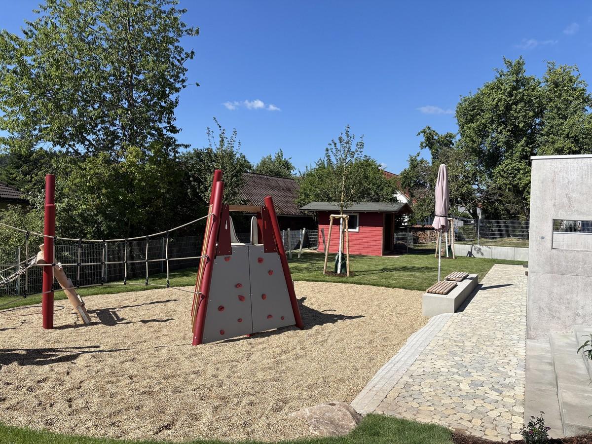 Kletteranlage und Sandkasten warten jauf die Schabenhausener Kindergartenkinder. | Foto: J. Mahrholdt