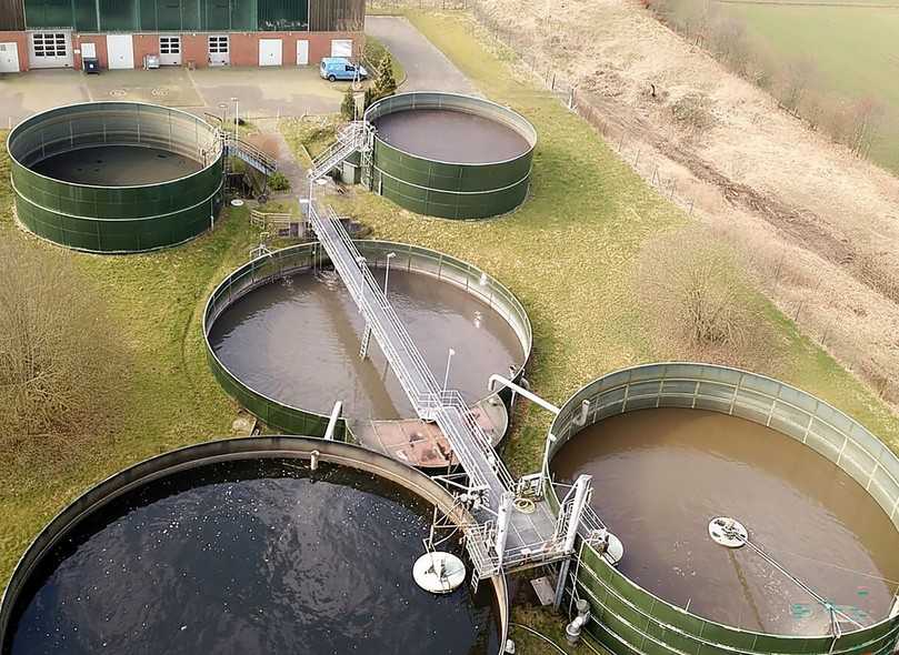 Die Kläranlage Hanerau-Hademarschen rüstet sich mit weiteren Aerostrip-Streifenbelüftern, um die Spitzenbelastungen während des sommerlichen Heavy Metal Festivals im nahe gelegenen Wacken zu bewältigen. | Foto: Wasserverband Süderdithmarschen Die Kläranlage Hanerau-Hademarschen rüstet sich mit weiteren Aerostrip-Streifenbelüftern, um die Spitzenbelastungen während des sommerlichen Heavy Metal Festivals im nahe gelegenen Wacken zu bewältigen. | Foto: Wasserverband Süderdithmarschen