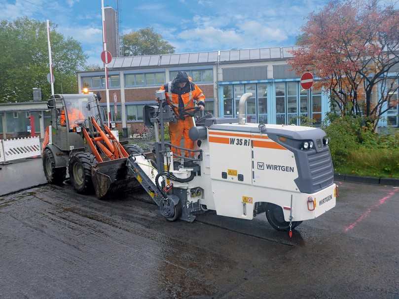 Die Wirtgen Kleinfräse W 35 Ri trägt zügig die Asphaltdeckschicht oder gleich mehrere Schichten ab. | Foto: Wirtgen Group