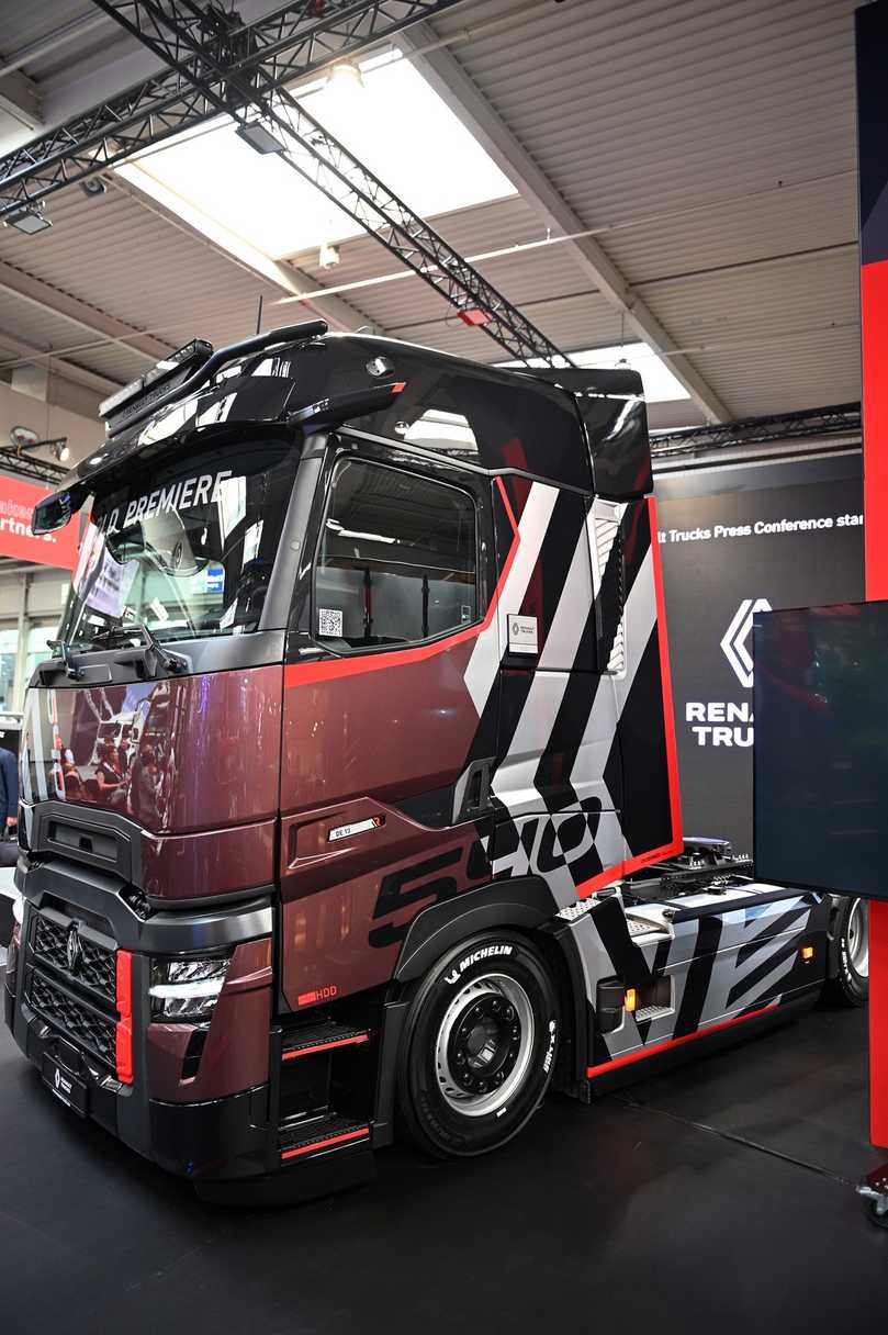 Blickfang auf der Messe: Die auf 30 Fahrzeuge limitierte Sonderserie Renault Trucks T High Ultimate Edition in drei Farblackierungen. | Foto: FH