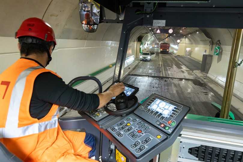 Das Lenkrad der Fahrerbedienkonsole ist kleiner als bisher, was die Bedienung der Tasten einfacher macht. | Foto: Wirtgen Group Das Lenkrad der Fahrerbedienkonsole ist kleiner als bisher, was die Bedienung der Tasten einfacher macht. | Foto: Wirtgen Group