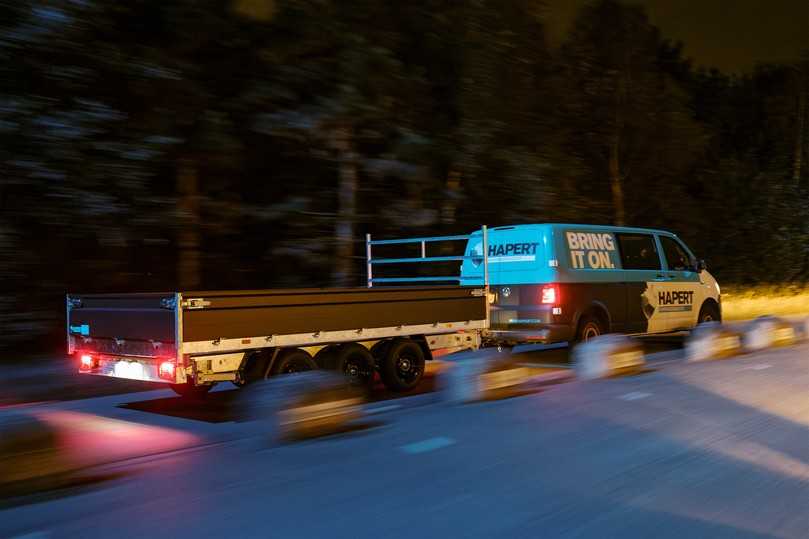 Die LED-Beleuchtung, das serienmäßige Batterieladegerät, das Frontgitter und die Parabelfederung mit Stoßdämpfern runden das Bild ab | Foto: WAGENBOUW HAPERT B.V