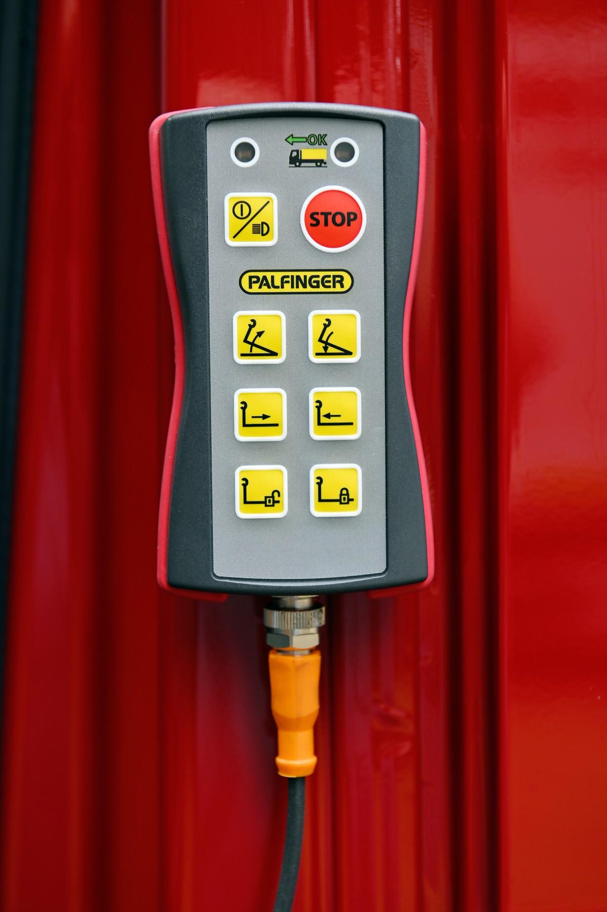 Die kabelgebundene Fernsteuerung für das Hakengerät ist magnetisch und klebt bei Bedarf auch am Kabinenblech. | Foto: QUATEX Die kabelgebundene Fernsteuerung für das Hakengerät ist magnetisch und klebt bei Bedarf auch am Kabinenblech. | Foto: QUATEX