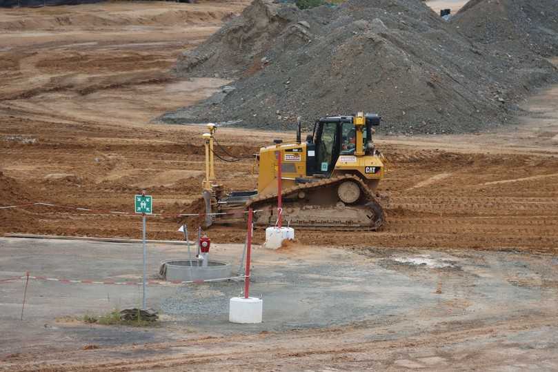 Eine Cat Raupe D6N unterstützt beim Anlegen eines Versickerungsbeckens mit einer Fläche von 70.000 Quadratmetern. | Foto: Zeppelin