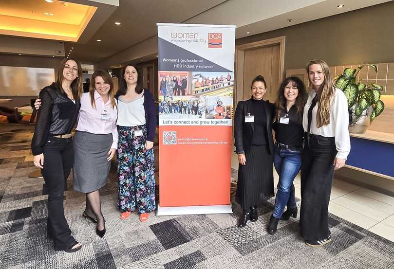 Zur „Women Empowering HDD“-Gruppe gehören (v.l.) Anna Serarols (Catalana de Perforacions), Camila Sanchez Prado (HDI), Lydie Vuille (Forexi), Fabiola Schnau (x-plan schnau engineering), Nicole Laubach (L-Team Baumaschinen), Elsedien Zevalkink (SiteTec). | Foto: DCA Zur „Women Empowering HDD“-Gruppe gehören (v.l.) Anna Serarols (Catalana de Perforacions), Camila Sanchez Prado (HDI), Lydie Vuille (Forexi), Fabiola Schnau (x-plan schnau engineering), Nicole Laubach (L-Team Baumaschinen), Elsedien Zevalkink (SiteTec). | Foto: DCA
