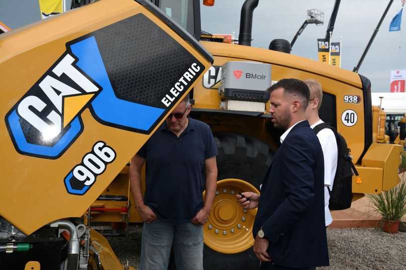 Besonders der neue Elektro-Radlader Cat 906 fand Interesse bei den Besucher:innen des Zeppelin-Standes auf der NordBau. | Foto: Zeppelin Baumaschinen Besonders der neue Elektro-Radlader Cat 906 fand Interesse bei den Besucher:innen des Zeppelin-Standes auf der NordBau. | Foto: Zeppelin Baumaschinen