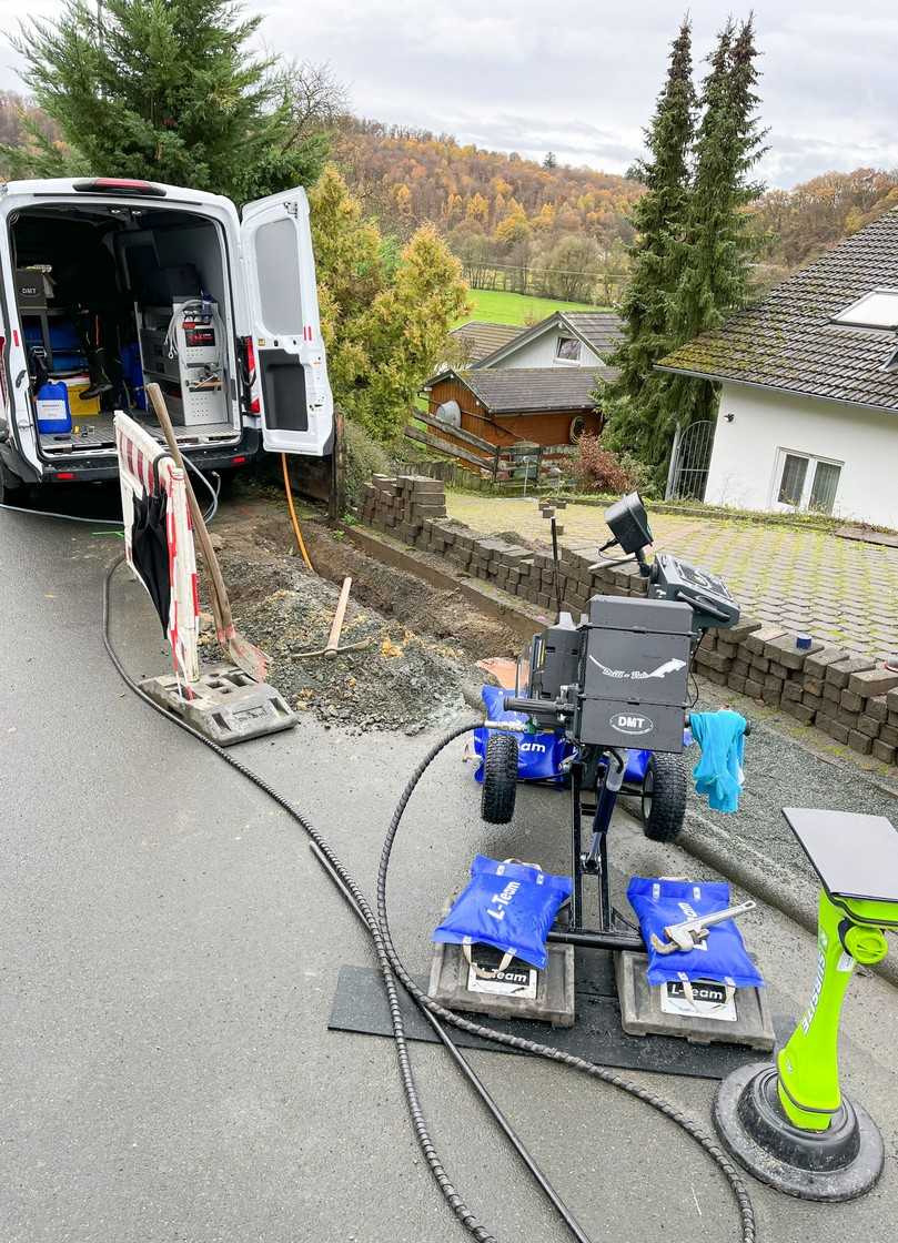 Die Drill-Vole 2.0 bei der Arbeit oberhalb der steilen Bohrstrecke. Links im Bild der offene Kleinbus für ihren Transport mit eingebauter Mischanlage. | Foto: L-Team X-Tools Die Drill-Vole 2.0 bei der Arbeit oberhalb der steilen Bohrstrecke. Links im Bild der offene Kleinbus für ihren Transport mit eingebauter Mischanlage. | Foto: L-Team X-Tools