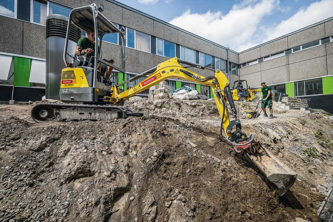 GaLaBau-Betrieb setzt auf Mietmaschinen mit E-Antrieb GaLaBau-Betrieb setzt auf Mietmaschinen mit E-Antrieb