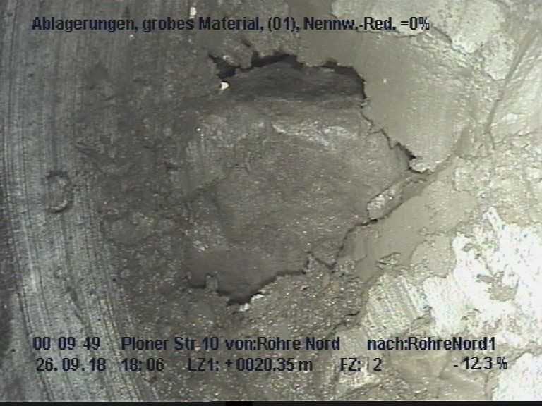 Abb. 2: Bei der Befahrung der nördlichen HDD-Bohrung mit einem Kanalauge angetroffene Findlinge im Geschiebemergelhorizont | Foto: De la Motte Abb. 2: Bei der Befahrung der nördlichen HDD-Bohrung mit einem Kanalauge angetroffene Findlinge im Geschiebemergelhorizont | Foto: De la Motte
