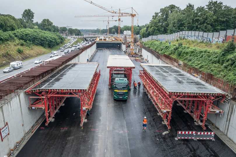 Insgesamt fünf verfahrbare Tunnelschalwagen VTC arbeiten für die aufgelöste Bauweise parallel. | Foto: Peri SE