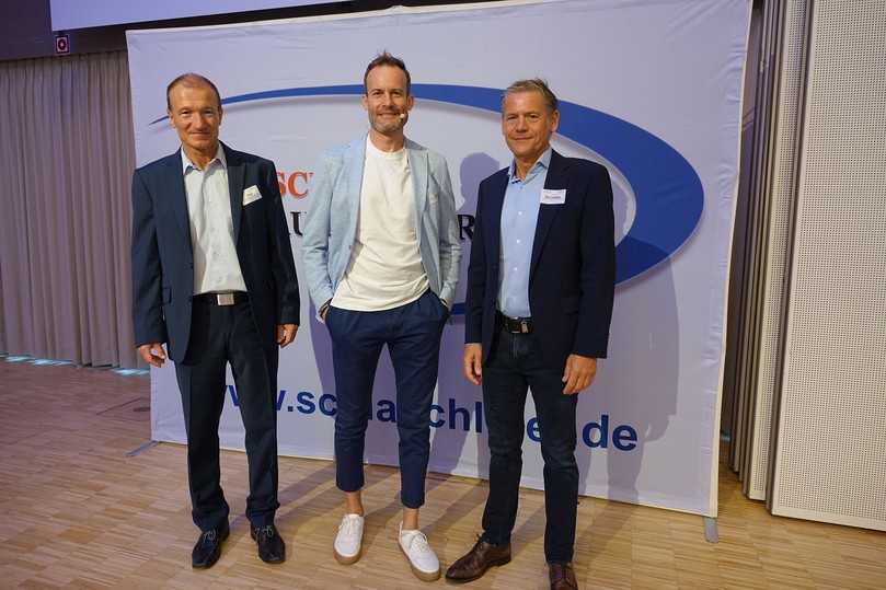 Dr.-Ing. Igor Borovsky, Vorsitzender der TAH und Geschäftsführer des VSB (l.), Dipl.-Ing. Univ. Alexander Jung von der ISAS GmbH (M.) sowie Dipl.-Ing. Michael Hippe, Vorstandsvorsitzender des VSB (r.), führten durch das Programm. Jung moderierte den Schlauchlinertag, Hippe moderierte den Reparaturtag und Borovsky eröffnete beide Veranstaltungen. | Foto: TAH