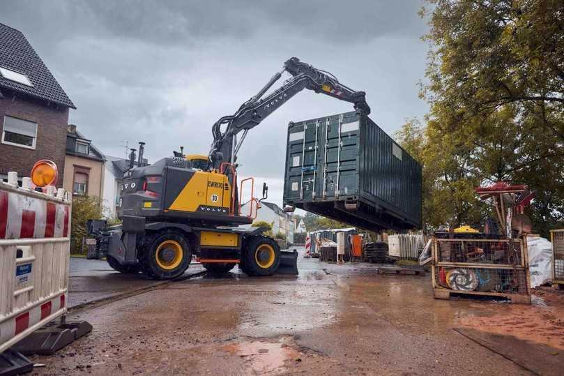 Mit dem kürzesten Heckschwenkradius ihrer Klasse, kombiniert mit einem reduzierten Frontschwenkradius, sind die Volvo-Mobilbagger EWR150 und der EWR170 die perfekten Maschinen für Arbeiten in städtischen Umgebungen und auf engstem Raum. | Foto: Swecon