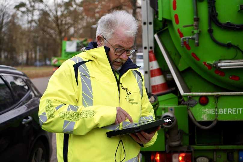 Auf den Tablets der Fahrzeuge sind alle relevanten Informationen hinterlegt: die Stammdaten der Haltungen, die zulässigen Drücke und Hinweise für den Fahrer aus vergangenen Maßnahmen. | Foto: IBAK