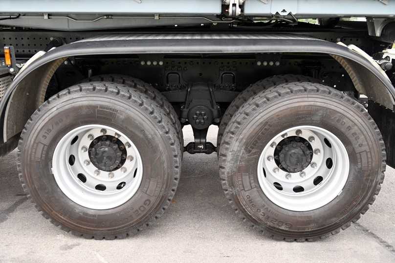 Die carbonfaserverstärkte Kunststofffederung am hinteren Doppelachsaggregat ist ein Novum in dem Segment. | Foto: QUATEX