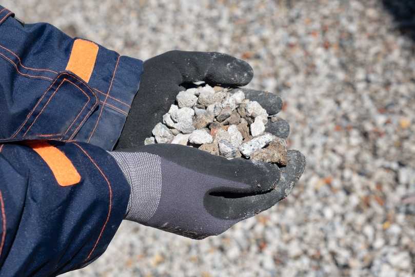 Rezyklierte Gesteinskörnungen des Typs 1 enthalten mindestens 90 Masseprozent (M.-%) Beton und Betonprodukte. Maximal 10% können Nebenbestandteile wie Ziegel oder Kalksandstein sein. | Foto: Heidelberg Materials AG