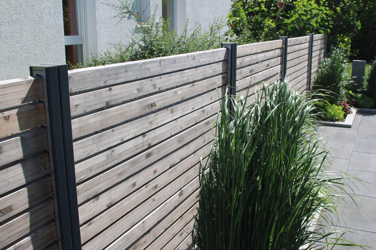 Die verwitterten Sichtschutzbretter aus österreichischer Hochgebirgslärche bilden einen attraktiven Blickfang. | Foto: Karsten Köber Die verwitterten Sichtschutzbretter aus österreichischer Hochgebirgslärche bilden einen attraktiven Blickfang. | Foto: Karsten Köber