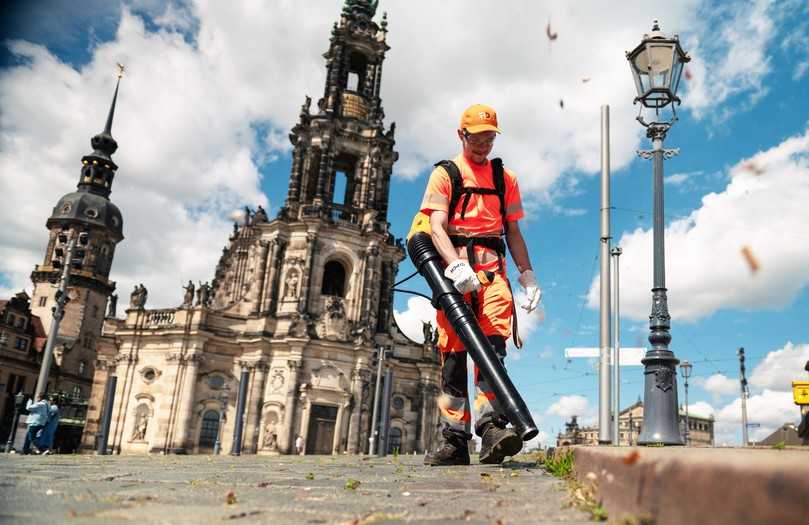 Die Stadtschönheiten im Rücken, den Blick auf das Wesentliche gerichtet: das Team der Stadtreinigung im Einsatz | Foto: Pellenc Die Stadtschönheiten im Rücken, den Blick auf das Wesentliche gerichtet: das Team der Stadtreinigung im Einsatz | Foto: Pellenc