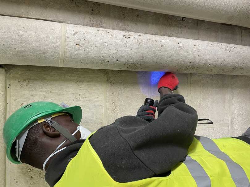Nach der Ausführung der Schadstoffsanierung wurde gemessen, ob sich noch Schadstoffe in der Wand befinden. | Foto: Jens Engel/Remmers Nach der Ausführung der Schadstoffsanierung wurde gemessen, ob sich noch Schadstoffe in der Wand befinden. | Foto: Jens Engel/Remmers