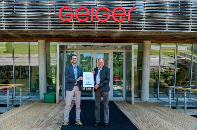 IHK-Ehrung: Pius Geiger und IHK-Regeionalgeschäftsführer Björn Athmer | Foto: Geiger Unternehmensgruppe IHK-Ehrung: Pius Geiger und IHK-Regeionalgeschäftsführer Björn Athmer | Foto: Geiger Unternehmensgruppe