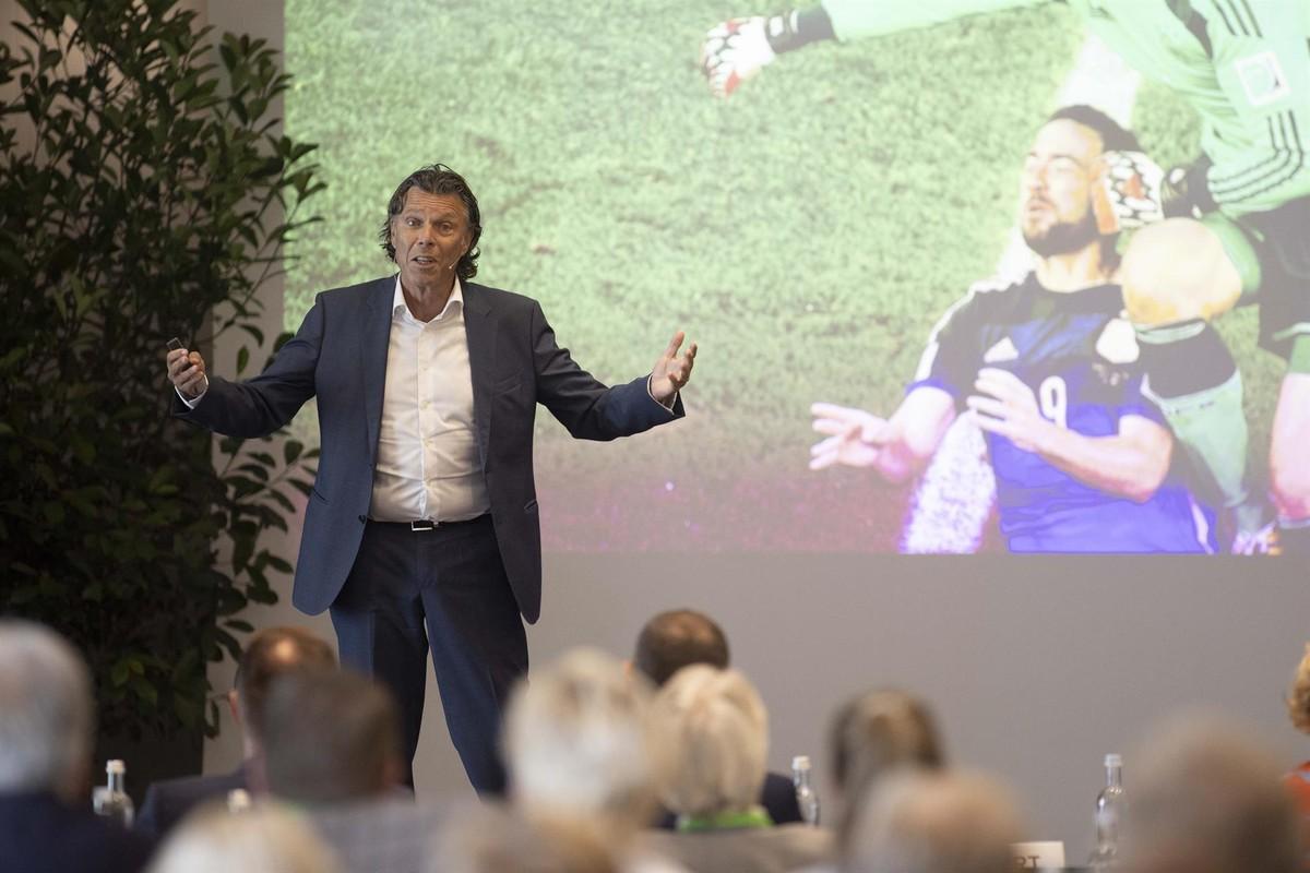 „Vision Fairplay – faires Miteinander im Business“: Der ehemalige FIFA-Schiedsrichter und ZDF-Fußballexperte Urs Meier sprach darüber, wie das gute Miteinander in seinem Sport eine Blaupause für die Berufswelt sein könnte. | Foto: Bernhard Kreutzer/BGL