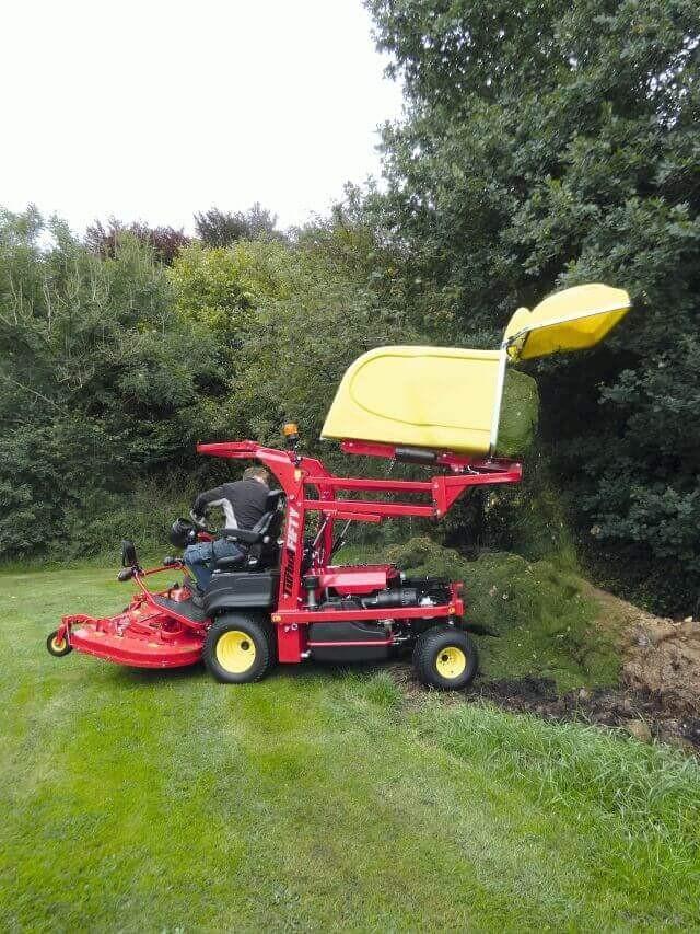 Hochentleerung am Kompostplatz: Das Schnittgut fällt als stark verdichtetes Paket sauber aus dem Behälter. Hochentleerung am Kompostplatz: Das Schnittgut fällt als stark verdichtetes Paket sauber aus dem Behälter.