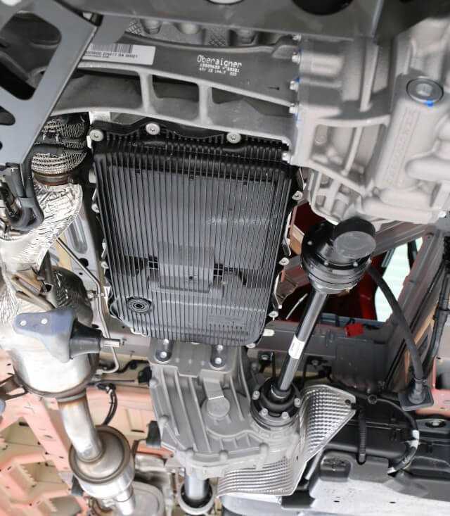 Die zusätzliche Allradtechnik wie Verteilergetriebe, angetriebene Vorderachse und Gelenkwellen kommt ohne Anhebung des Fahrzeugniveaus aus.