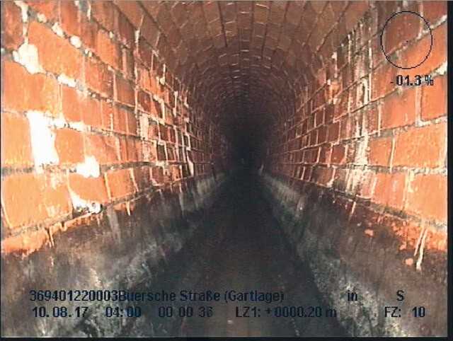 Um eine exakte Kalibrierung der Bauwerksabmessungen durchführen zu können, wurde der Kanal mit einem mobilen Höchstdruck-Wasserstrahl-Roboter effizient und schonend gereinigt. [1] | Foto: Lindschulte Ingenieurgesellschaft mbH