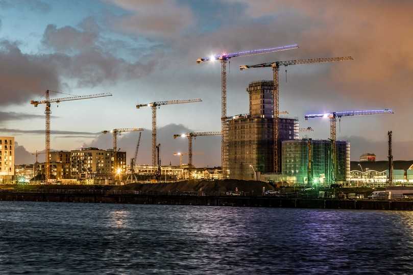 Liebherr-Turmdrehkrane in der Hamburger Hafencity: Wegen der Krise im Hochbau sind die Mitarbeiter in Biberach in Kurzarbeit. Zudem wurde die Investition in Rißtal auf Eis gelegt. | Foto: Liebherr Liebherr-Turmdrehkrane in der Hamburger Hafencity: Wegen der Krise im Hochbau sind die Mitarbeiter in Biberach in Kurzarbeit. Zudem wurde die Investition in Rißtal auf Eis gelegt. | Foto: Liebherr