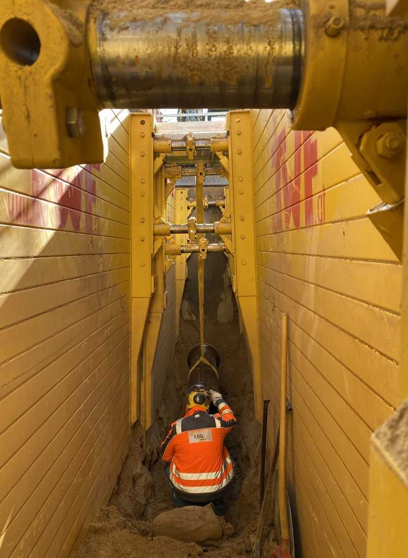 Einlassen der Steinzeugrohre DN 300 in XL-Verbauboxen von TWF, hier mit Aufstockelementen für größere Tiefen | Foto: TWF Tiefbautechnik Einlassen der Steinzeugrohre DN 300 in XL-Verbauboxen von TWF, hier mit Aufstockelementen für größere Tiefen | Foto: TWF Tiefbautechnik