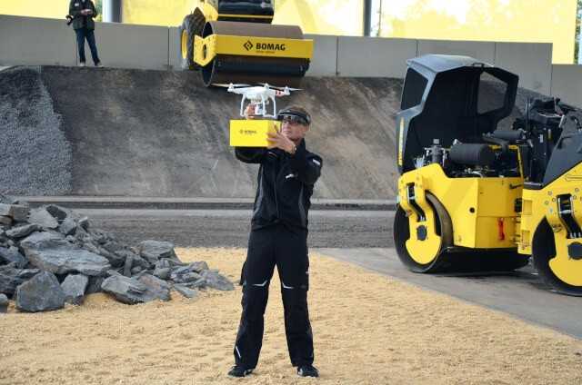 Mit Datenbrille und Drohne – so stellt Bomag sich den Baumaschinenservice der Zukunft vor. Ob aber die Drohne als Ersatzteillieferant so schnell realisiert wird, ist ungewiss. | Foto: B_I Mit Datenbrille und Drohne – so stellt Bomag sich den Baumaschinenservice der Zukunft vor. Ob aber die Drohne als Ersatzteillieferant so schnell realisiert wird, ist ungewiss. | Foto: B_I