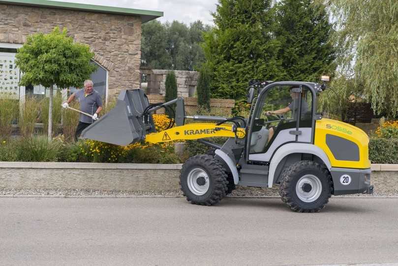 Nicht nur im Galabau schätzen Bauunternehmen und auch Anwohner die geräuschlose Performance des Elektro-Radladers 5055e von Kramer. | Foto: Kramer-Werke Nicht nur im Galabau schätzen Bauunternehmen und auch Anwohner die geräuschlose Performance des Elektro-Radladers 5055e von Kramer. | Foto: Kramer-Werke