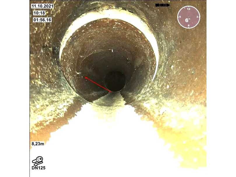 Abbildung 9: Haarriss oder Spinnwebe am linken Kämpfer? Auf dem laufenden Video ist sichtbar, dass das mit dem roten Pfeil markierte Insekt die weiße Linie im Vorbeifliegen zum Schwingen bringt – es ist eine Spinnwebe! | Foto: ISAS GmbH Abbildung 9: Haarriss oder Spinnwebe am linken Kämpfer? Auf dem laufenden Video ist sichtbar, dass das mit dem roten Pfeil markierte Insekt die weiße Linie im Vorbeifliegen zum Schwingen bringt – es ist eine Spinnwebe! | Foto: ISAS GmbH