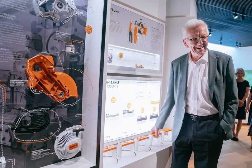 „Die neue Markenwelt von Stihl beeindruckt mich.“, so Ministerpräsident Winfried Kretschmann | Foto: Stihl / Thomas Niedermüller „Die neue Markenwelt von Stihl beeindruckt mich.“, so Ministerpräsident Winfried Kretschmann | Foto: Stihl / Thomas Niedermüller
