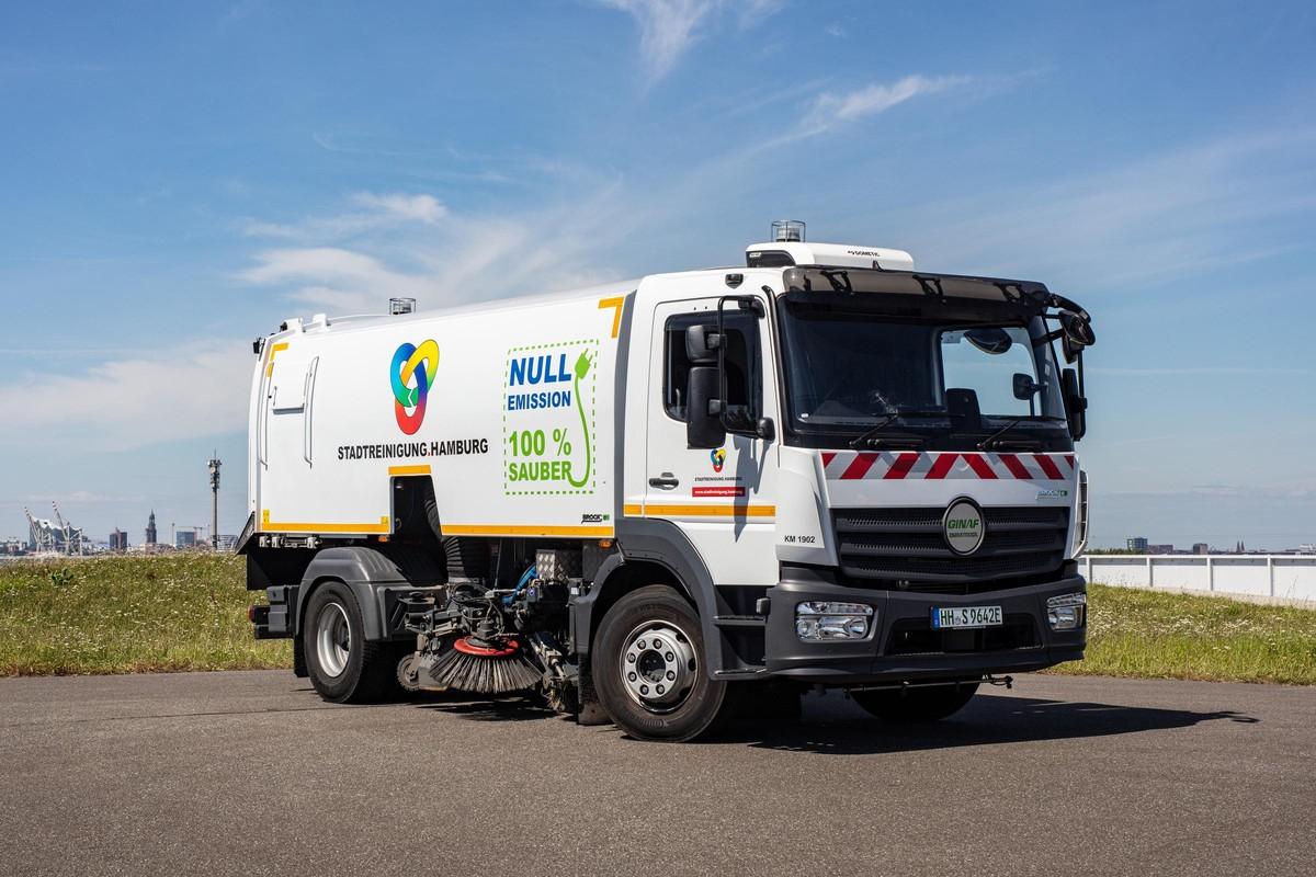 Vollelektrische Großkehrmaschine der Stadtreinigung Hamburg auf dem Energieberg Georgswerder 2020. | Foto: Fishing4