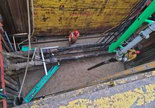 Strebenfreier Verbau schützt Hochspannungsleitungen unter den Gleisen