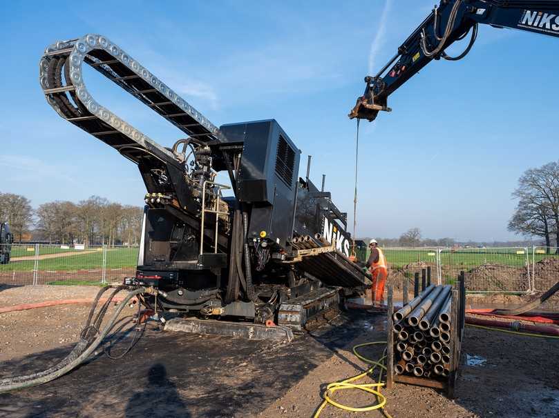 Das Magazin des Grundodrill JCS300 hält Bohrgestänge mit einer Gesamtlänge von 270 m bereit. Weitere Gestänge können während des Bohrvorgangs seitlich nachgeladen werden. | Foto: Tracto Das Magazin des Grundodrill JCS300 hält Bohrgestänge mit einer Gesamtlänge von 270 m bereit. Weitere Gestänge können während des Bohrvorgangs seitlich nachgeladen werden. | Foto: Tracto