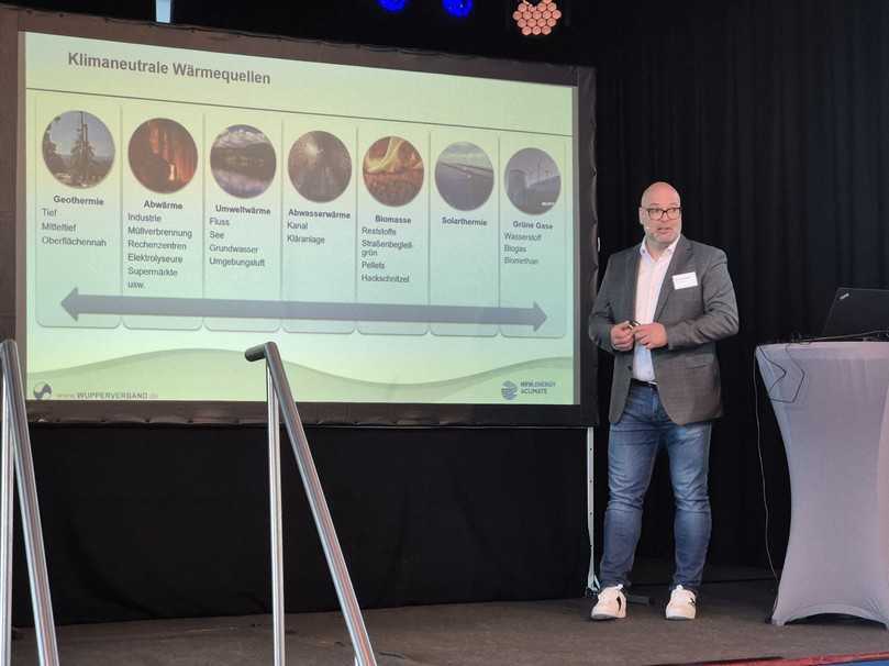 Dirk Gengnagel, Bereichsleiter Planung und Bau beim Wupperverband, stellte Potenziale und praktische Beispiele der Abwasserwärmenutzung vor. | Foto: B_I/zu Eulenburg