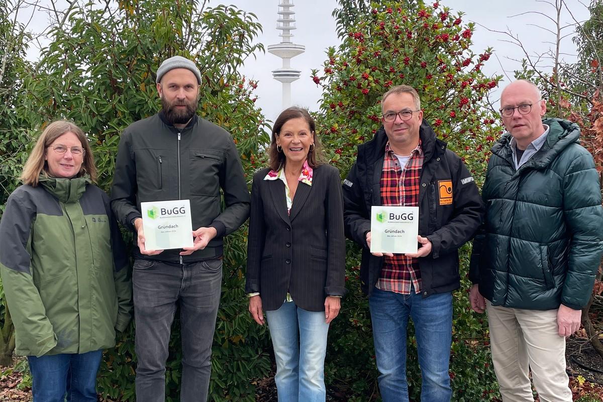 v.l.n.r.: Mareile Blessmann, Julian Benesch (beide Landschaftsarchitektur+ Holzapfel-Herziger & Benesch PartGmbB), BuGG-Botschafterin Angela Roy, Marco De Santis (Klaus Hildebrandt Garten- und Landschaftsbau AG), Felix Holzapfel-Herziger (Landschaftsarchitektur+). | Foto: Bundesverband GebäudeGrün v.l.n.r.: Mareile Blessmann, Julian Benesch (beide Landschaftsarchitektur+ Holzapfel-Herziger & Benesch PartGmbB), BuGG-Botschafterin Angela Roy, Marco De Santis (Klaus Hildebrandt Garten- und Landschaftsbau AG), Felix Holzapfel-Herziger (Landschaftsarchitektur+). | Foto: Bundesverband GebäudeGrün