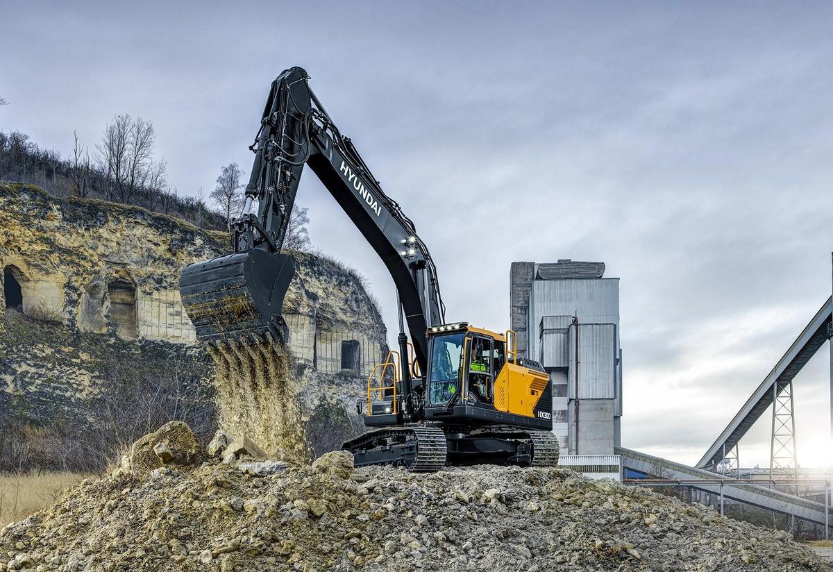 Hyundai HX300L: Der neue 30-Tonnen-Raupenbagger der Next-Generation-Reihe setzt auf mehr Leistung, vollelektrohydraulische Steuerung und zusätzliche Assistenzsysteme. | Foto: Hyundai Hyundai HX300L: Der neue 30-Tonnen-Raupenbagger der Next-Generation-Reihe setzt auf mehr Leistung, vollelektrohydraulische Steuerung und zusätzliche Assistenzsysteme. | Foto: Hyundai