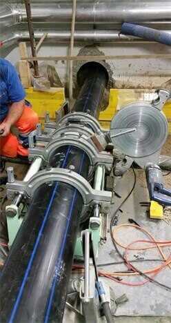 Während des Rohreinzugs werden die vorbereiteten Stränge nach und nach angeschweißt. Während des Rohreinzugs werden die vorbereiteten Stränge nach und nach angeschweißt.