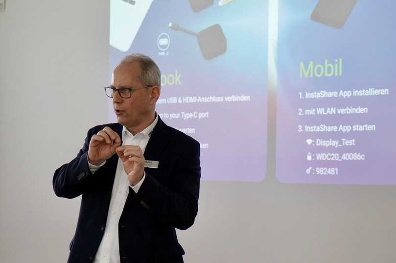 Arno Jugel (IBAK, im Bild) präsentierte zusammen mit Lüdeke Graßhoff (Geodoc) die neuesten Anwendungsmöglichkeiten von KI in der Kanalinspektion. | Foto: IBAK Arno Jugel (IBAK, im Bild) präsentierte zusammen mit Lüdeke Graßhoff (Geodoc) die neuesten Anwendungsmöglichkeiten von KI in der Kanalinspektion. | Foto: IBAK