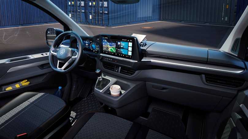 Das Armaturenbrett mit digitalen Displays schmückt auch den Ford Transit Custom. Beim Multifunktionslenkrad und der Instrumentierung beschreitet VW aber eigene Wege. | Foto: Volkswagen Nutzfahrzeuge Das Armaturenbrett mit digitalen Displays schmückt auch den Ford Transit Custom. Beim Multifunktionslenkrad und der Instrumentierung beschreitet VW aber eigene Wege. | Foto: Volkswagen Nutzfahrzeuge